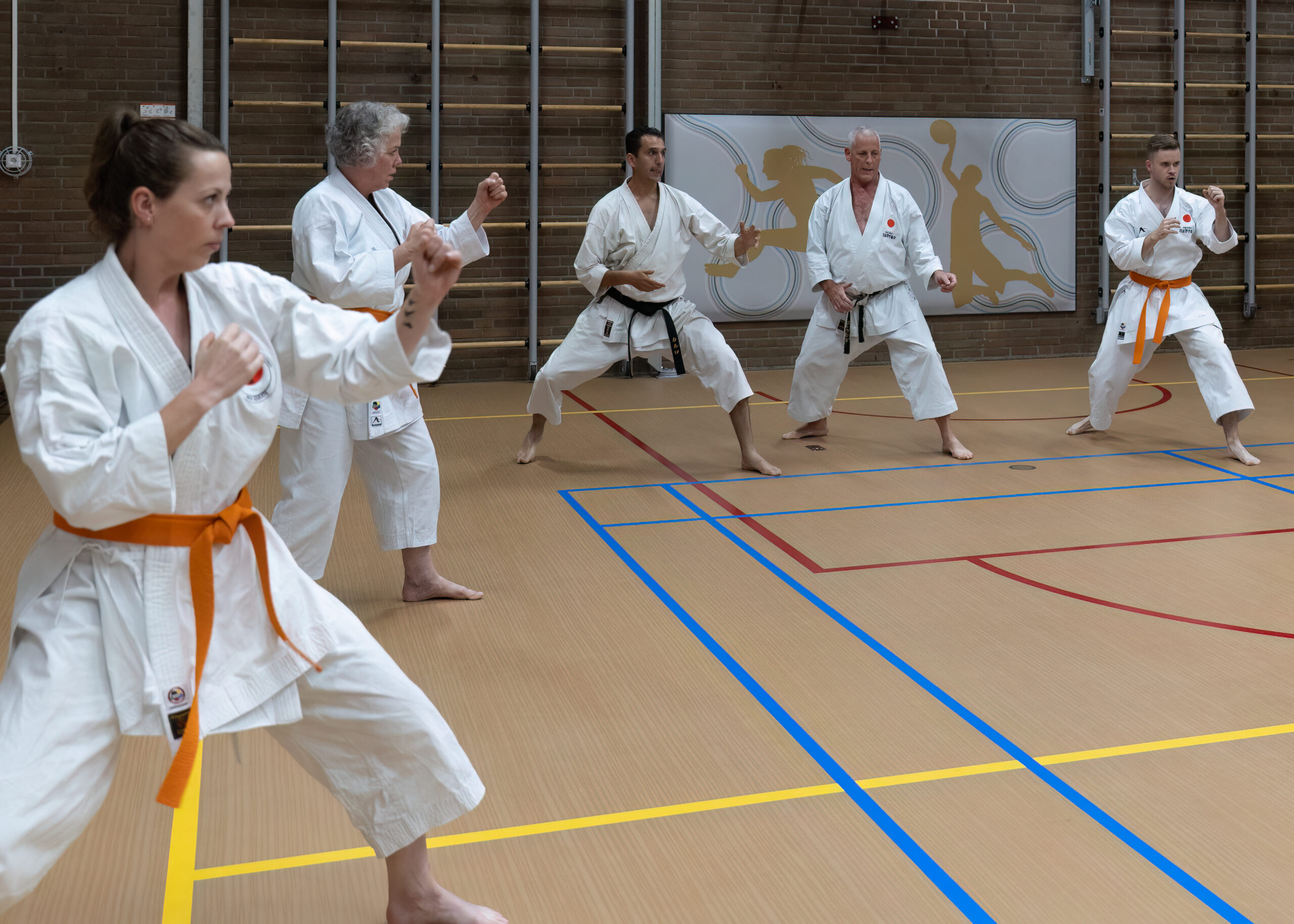 Karatebeoefenaars tijdens een training in de dojo